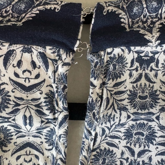 Lulus Ivory and Navy Blue Floral Print Romper Women's Size Medium Fair Condition - Picture 5 of 16